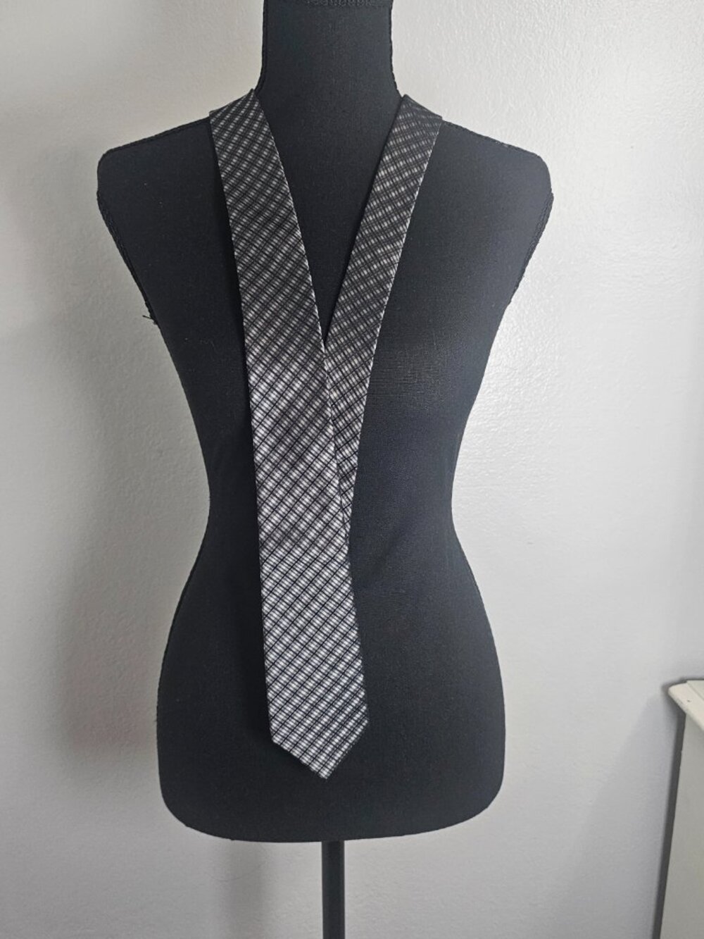 DKNY Black Grey White 100% Silk Plaid Business Formal Checkered Tie 3x57.5" NEW - Picture 3 of 6